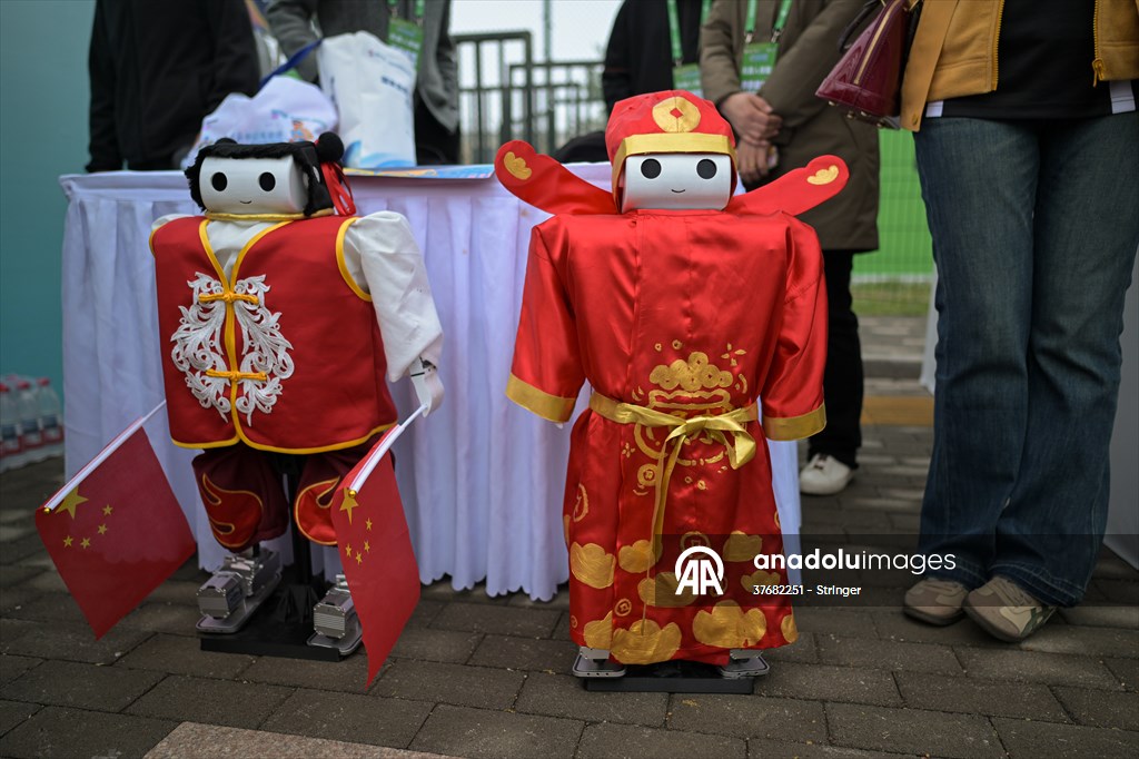 World's first humanoid robot half-marathon in Beijing