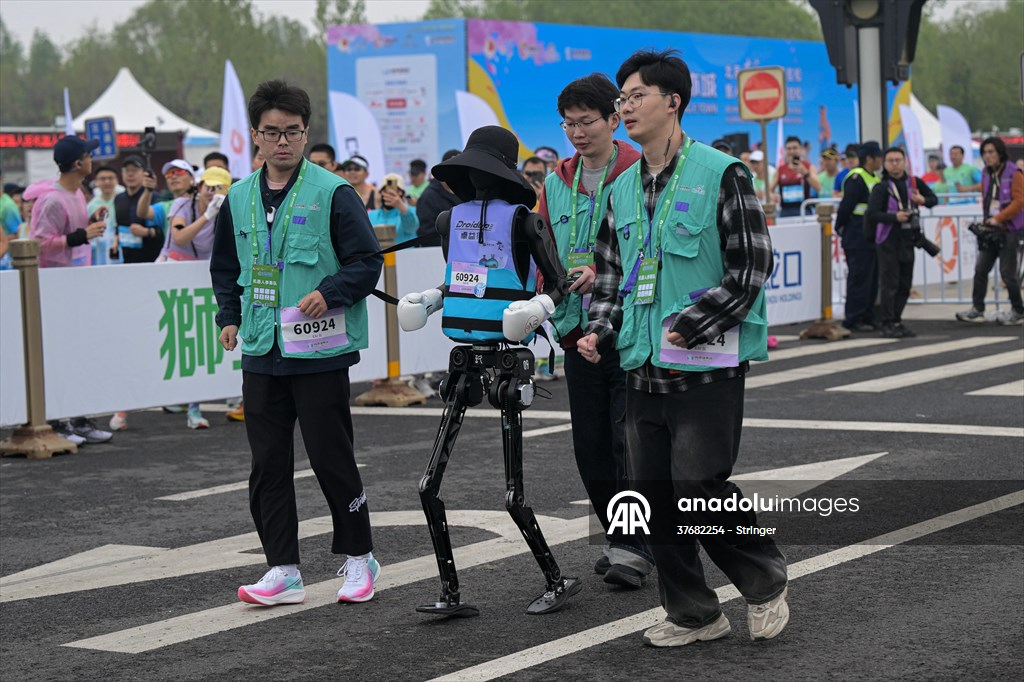 World's first humanoid robot half-marathon in Beijing