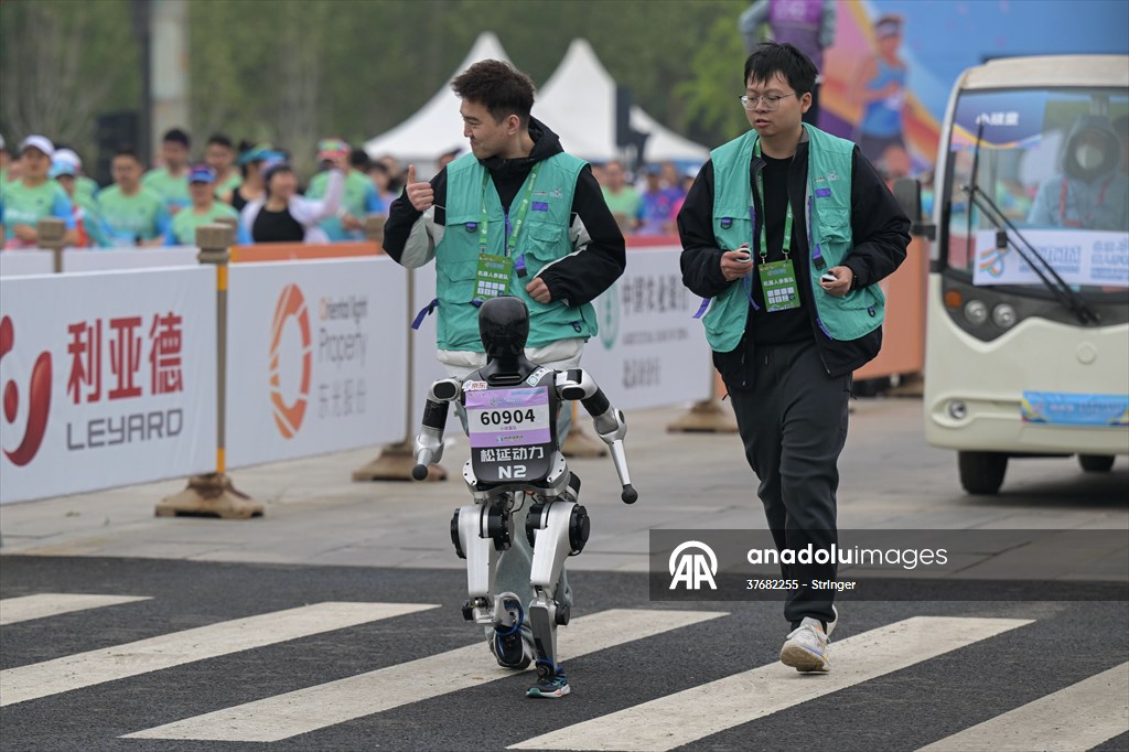 World's first humanoid robot half-marathon in Beijing