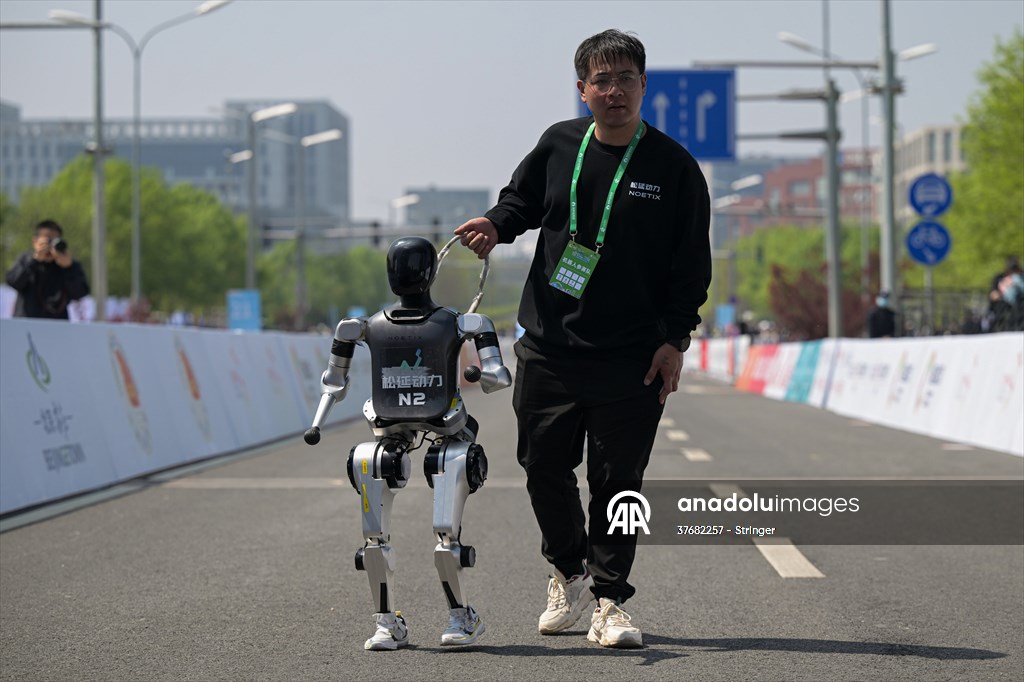 World's first humanoid robot half-marathon in Beijing