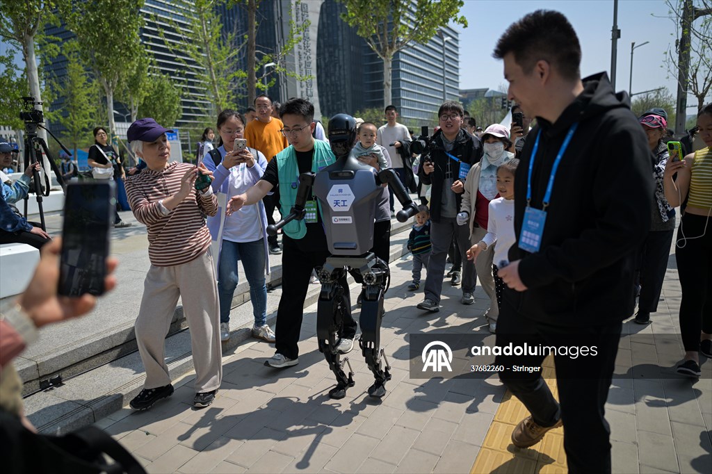 World's first humanoid robot half-marathon in Beijing