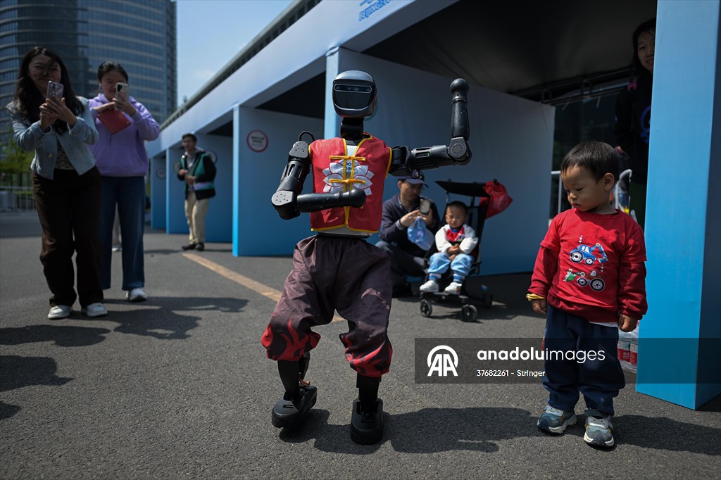 World's first humanoid robot half-marathon in Beijing