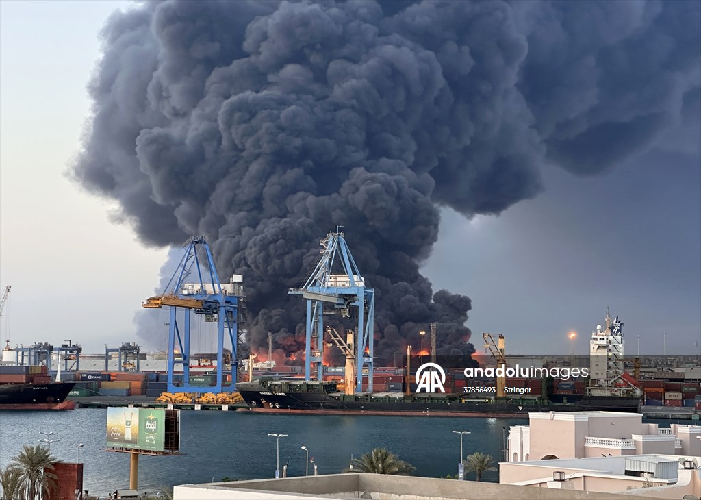 Port Sudan'daki Güney Limanı'nda patlama ve yangın