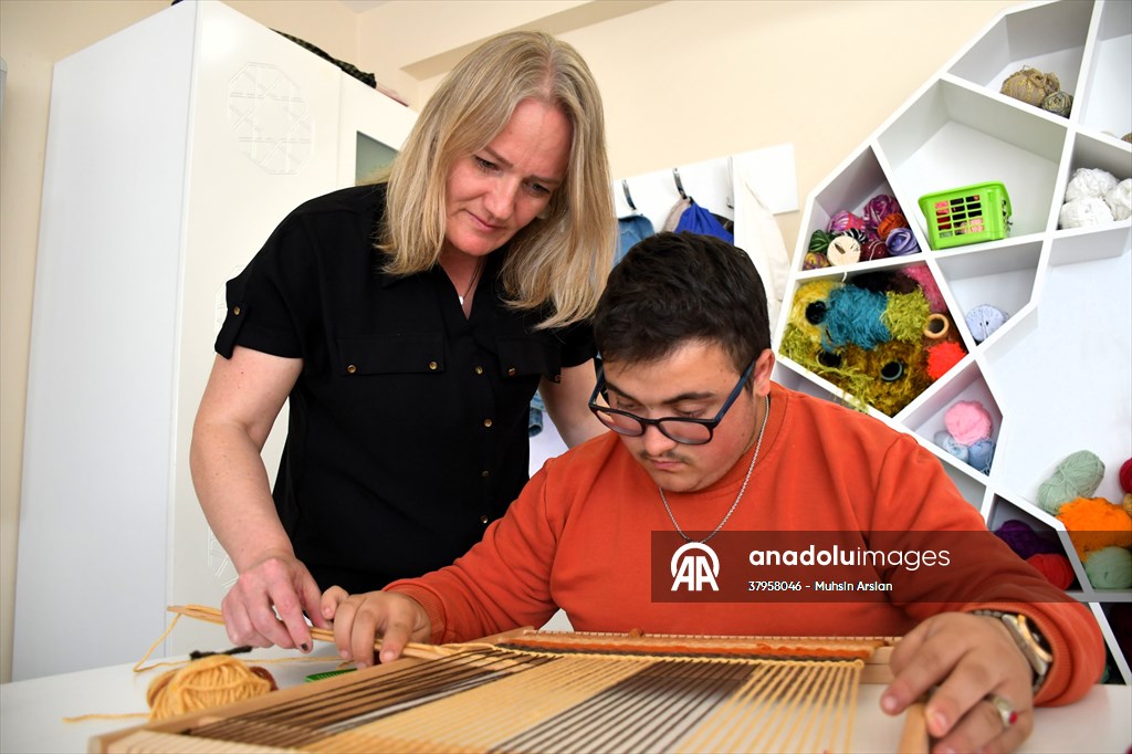 Bilecik'te özel gereksinimli öğrenciler dokudukları kilimlerle el becerisi kazanıyor