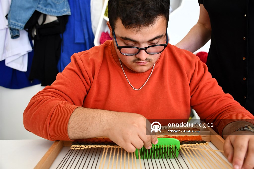 Bilecik'te özel gereksinimli öğrenciler dokudukları kilimlerle el becerisi kazanıyor