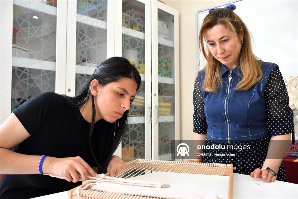 Bilecik'te özel gereksinimli öğrenciler dokudukları kilimlerle el becerisi kazanıyor