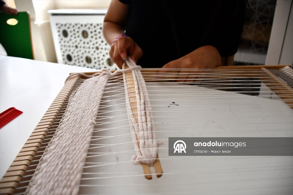 Bilecik'te özel gereksinimli öğrenciler dokudukları kilimlerle el becerisi kazanıyor