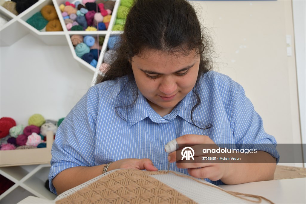 Bilecik'te özel gereksinimli öğrenciler dokudukları kilimlerle el becerisi kazanıyor