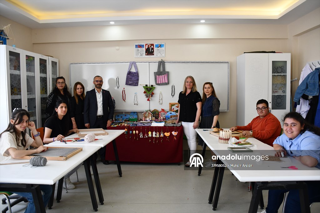Bilecik'te özel gereksinimli öğrenciler dokudukları kilimlerle el becerisi kazanıyor