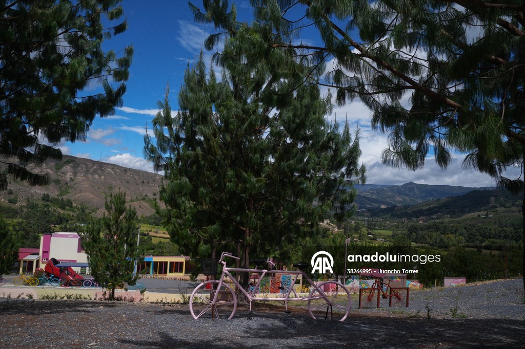 Colombia: World’s Largest Bicycle