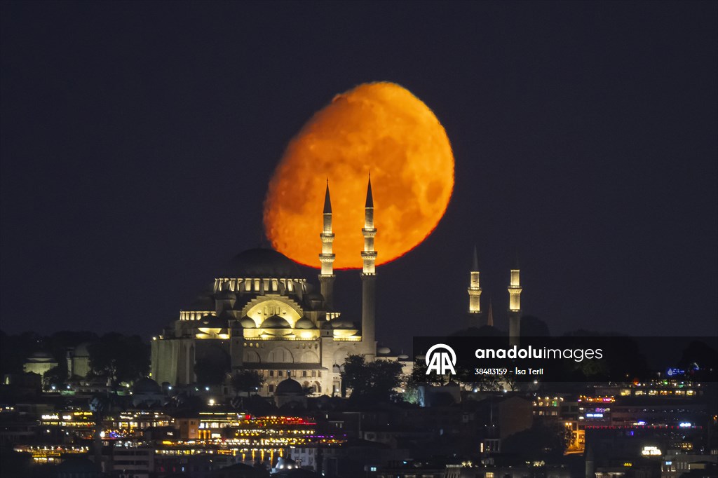 Moon in Istanbul