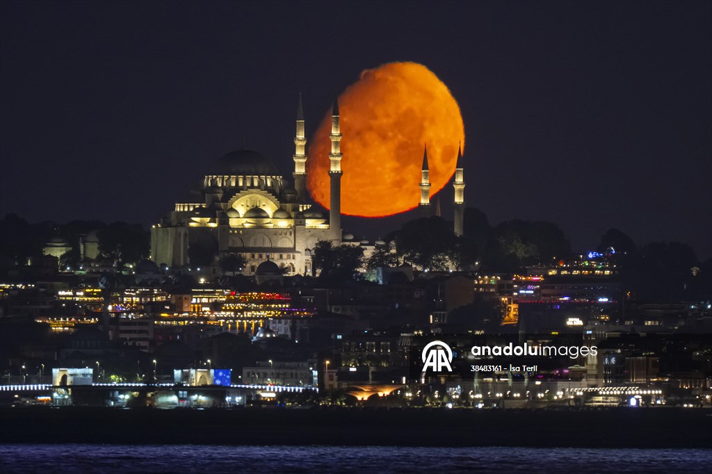 Moon in Istanbul