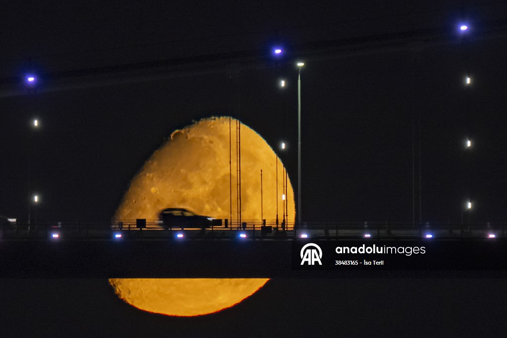 Moon in Istanbul