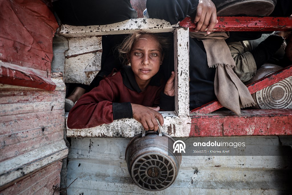 Palestinians queue for hot meals amid worsening crisis in Gaza