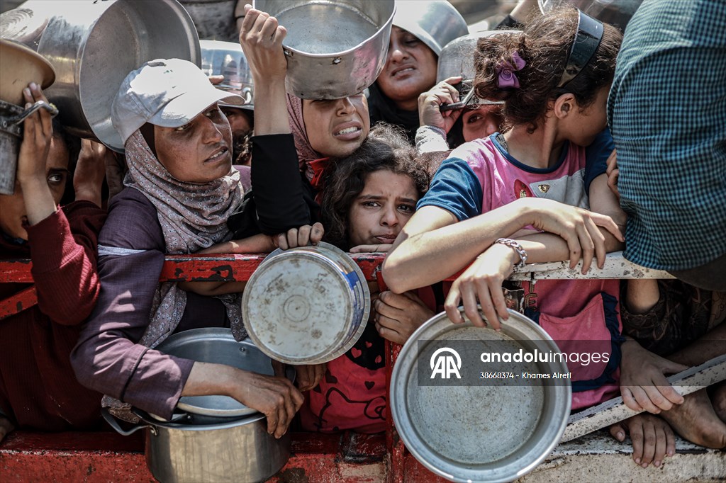 Palestinians queue for hot meals amid worsening crisis in Gaza