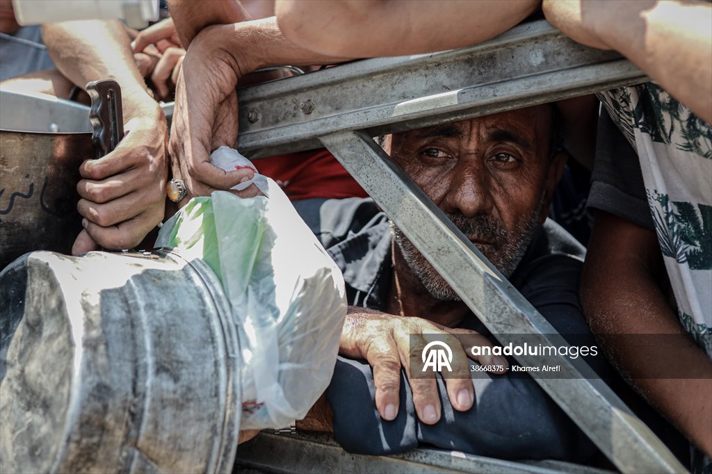 Palestinians queue for hot meals amid worsening crisis in Gaza