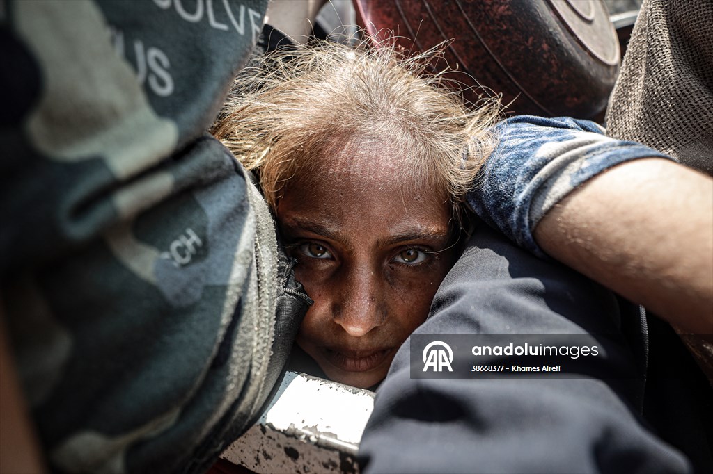 Palestinians queue for hot meals amid worsening crisis in Gaza