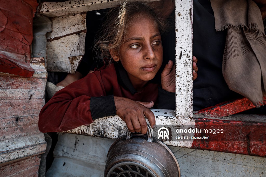 Palestinians queue for hot meals amid worsening crisis in Gaza