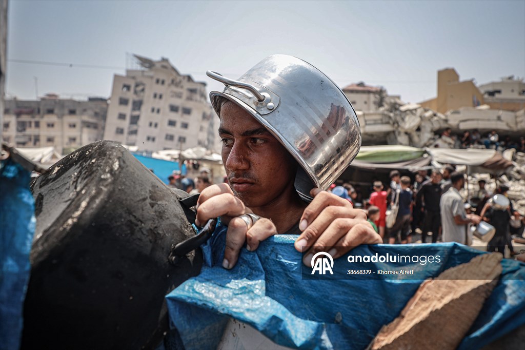 Palestinians queue for hot meals amid worsening crisis in Gaza