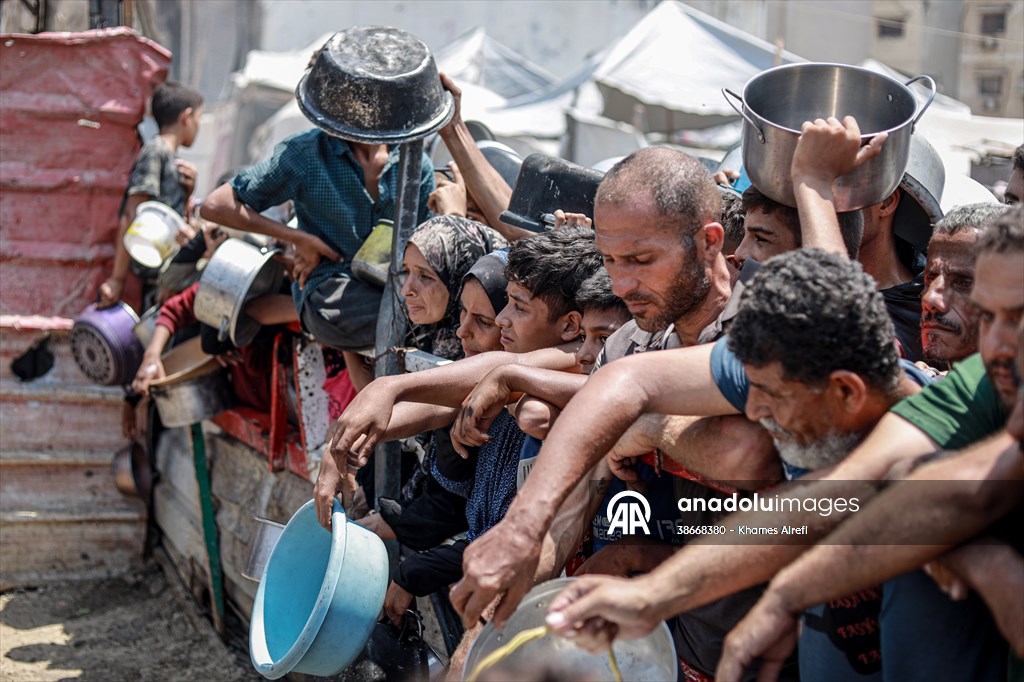 Palestinians queue for hot meals amid worsening crisis in Gaza