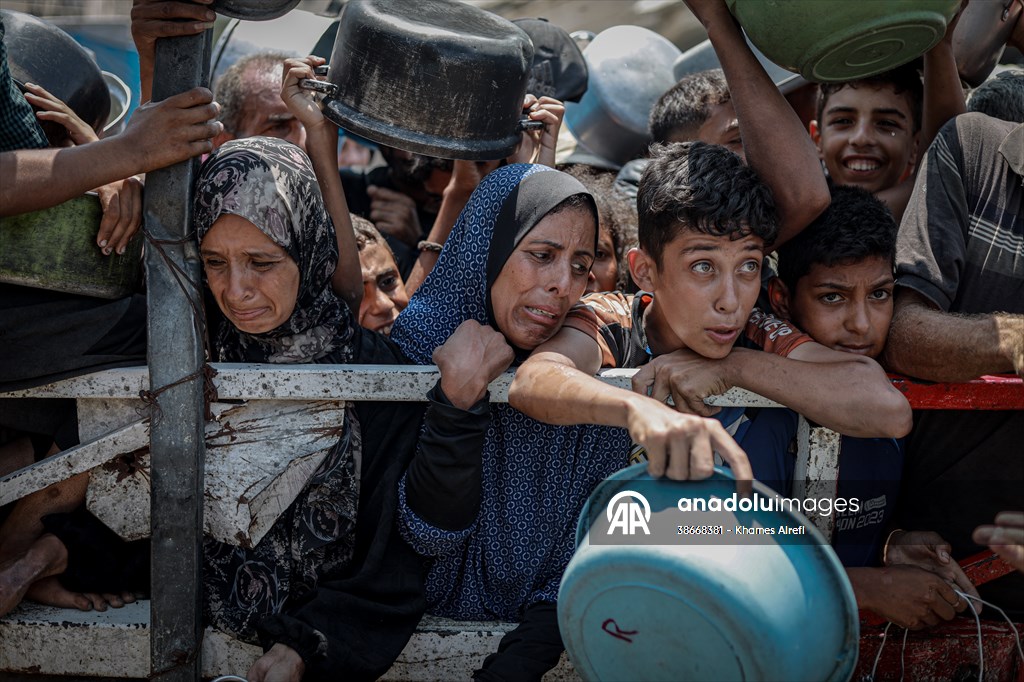 Palestinians queue for hot meals amid worsening crisis in Gaza