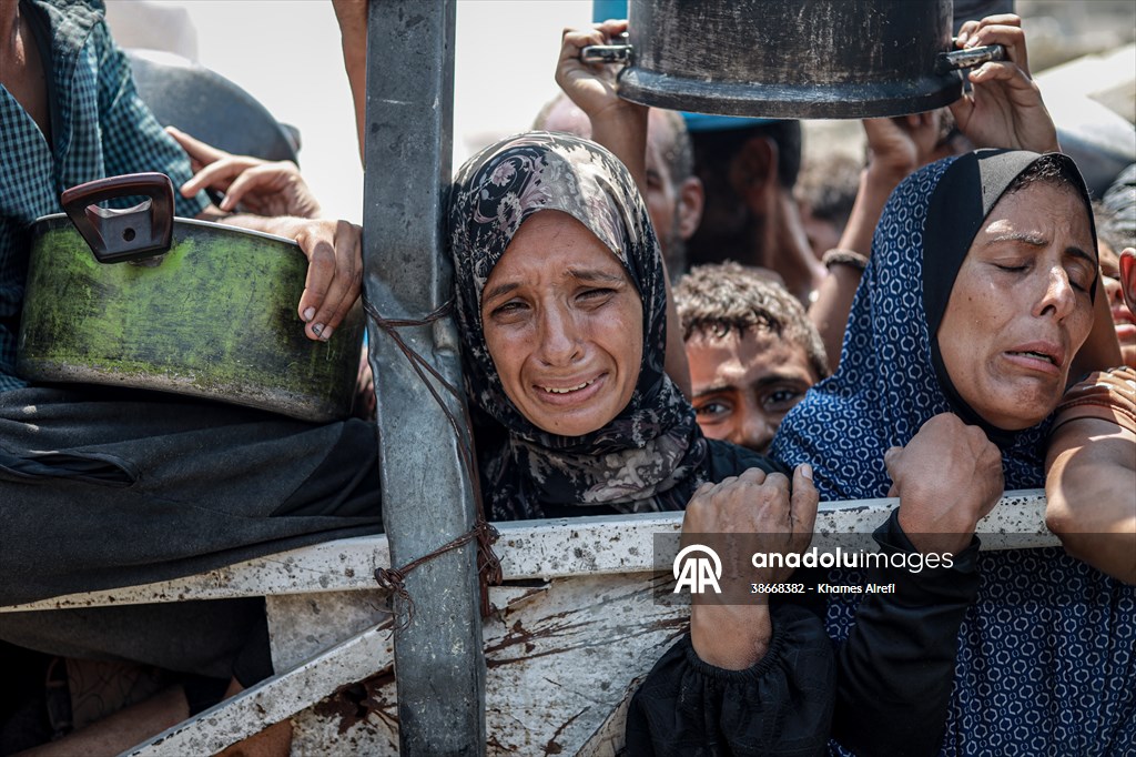 Palestinians queue for hot meals amid worsening crisis in Gaza