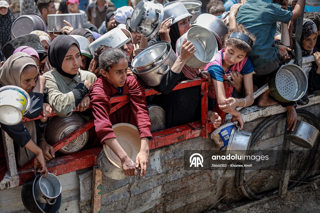 Palestinians queue for hot meals amid worsening crisis in Gaza