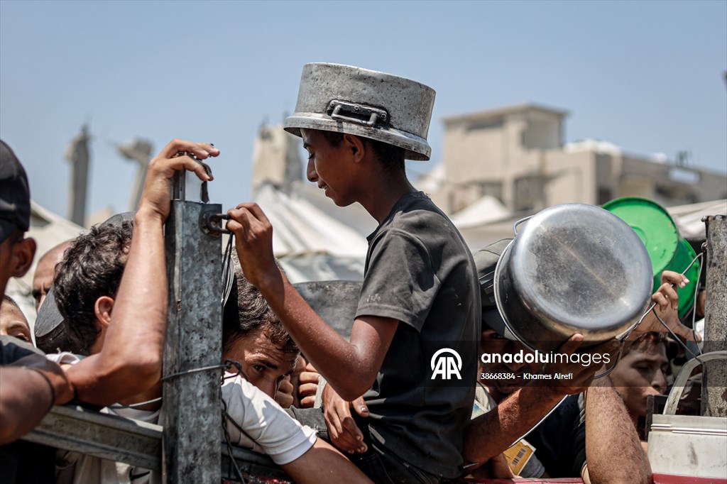 Palestinians queue for hot meals amid worsening crisis in Gaza