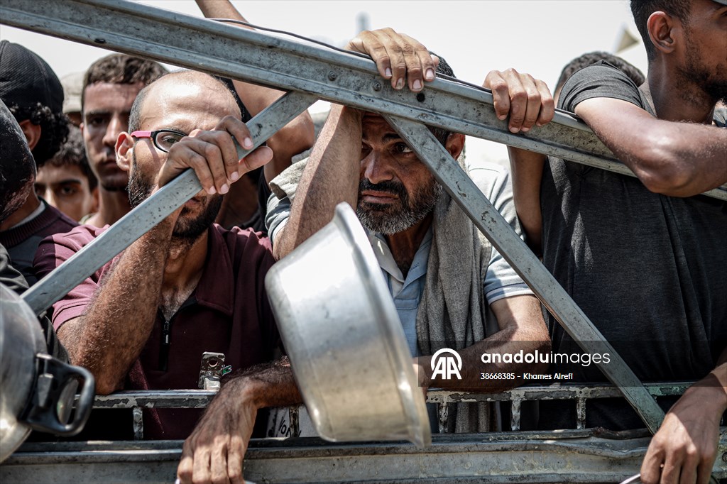 Palestinians queue for hot meals amid worsening crisis in Gaza