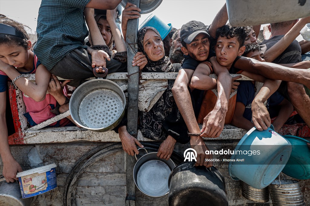 Palestinians queue for hot meals amid worsening crisis in Gaza