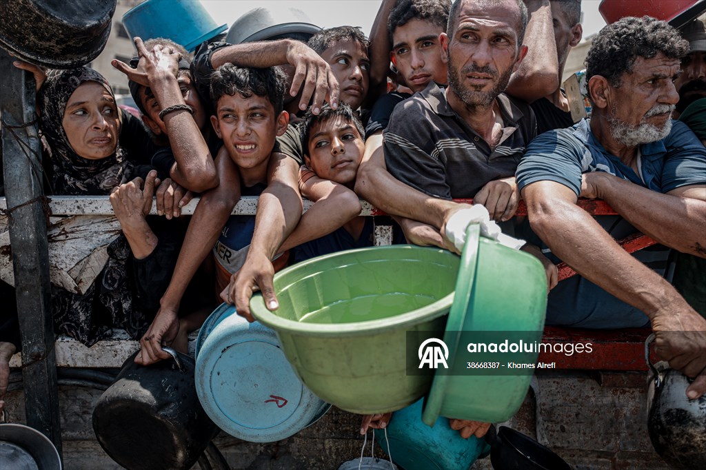 Palestinians queue for hot meals amid worsening crisis in Gaza