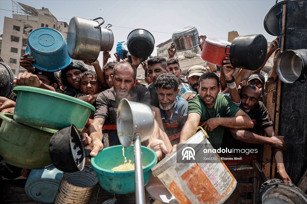 Palestinians queue for hot meals amid worsening crisis in Gaza