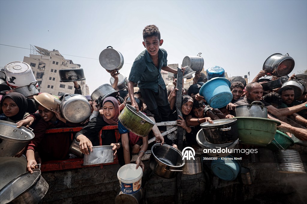 Palestinians queue for hot meals amid worsening crisis in Gaza