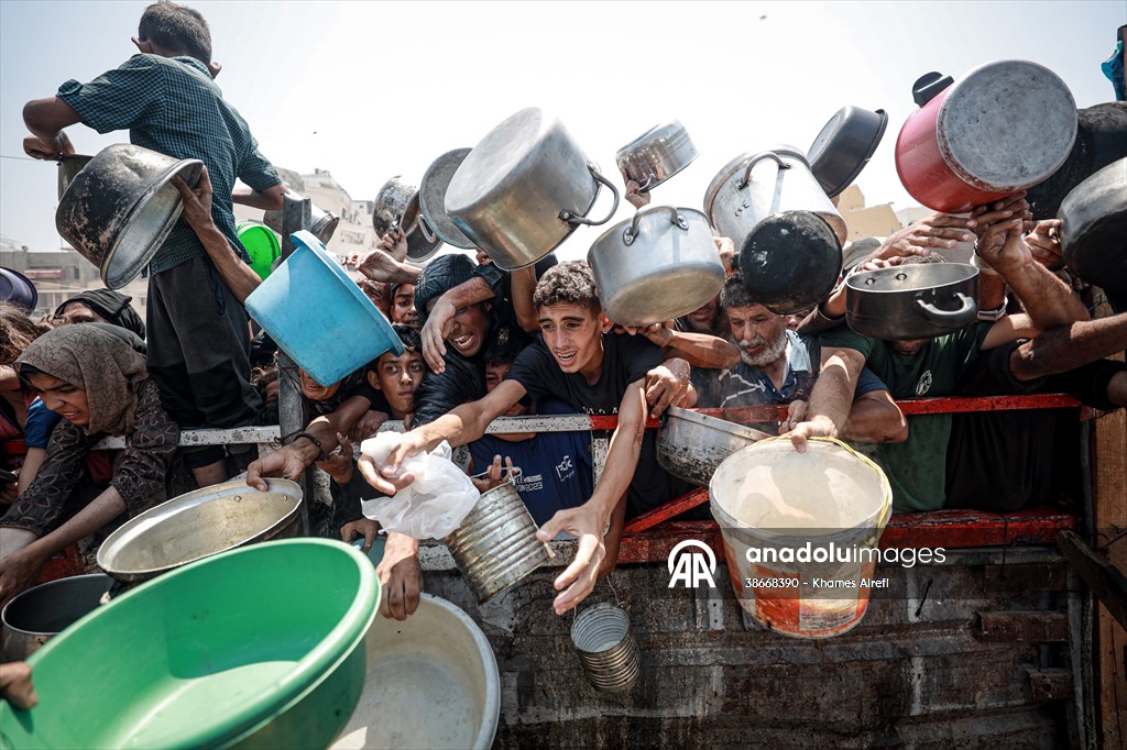 Palestinians queue for hot meals amid worsening crisis in Gaza