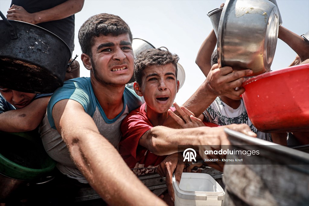 Palestinians queue for hot meals amid worsening crisis in Gaza