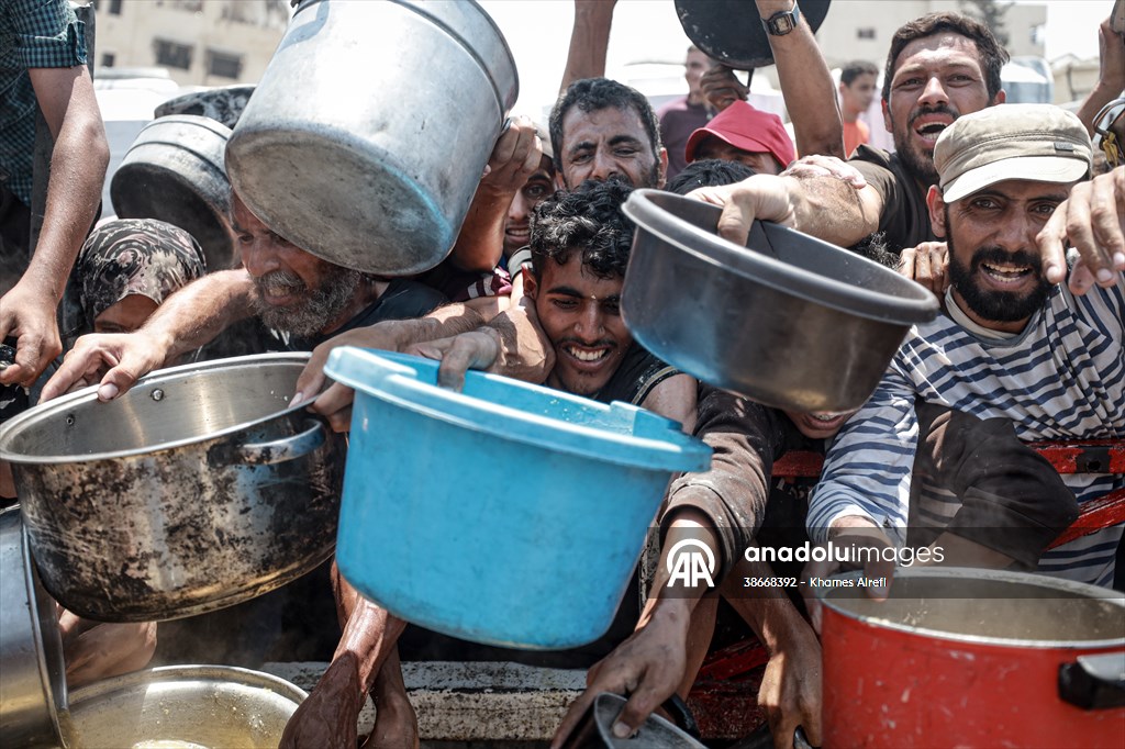 Palestinians queue for hot meals amid worsening crisis in Gaza