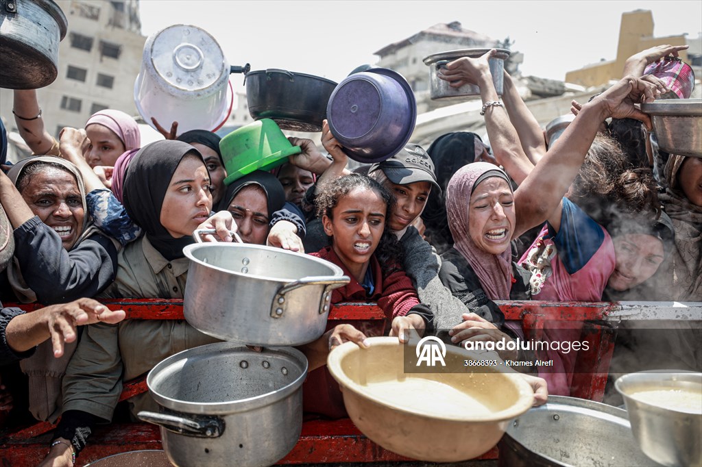 Palestinians queue for hot meals amid worsening crisis in Gaza
