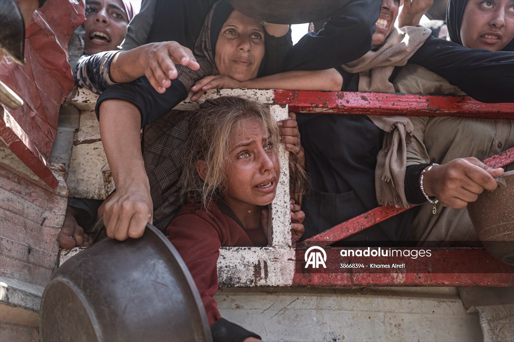 Palestinians queue for hot meals amid worsening crisis in Gaza