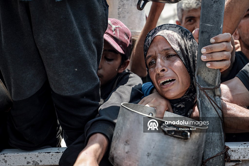 Palestinians queue for hot meals amid worsening crisis in Gaza