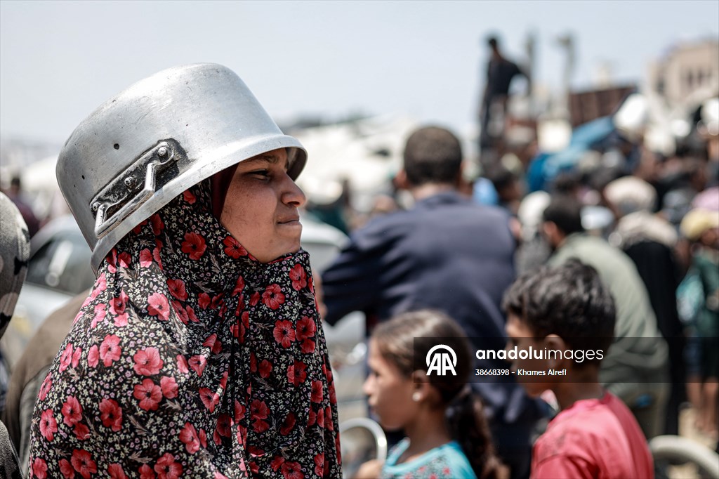 Palestinians queue for hot meals amid worsening crisis in Gaza