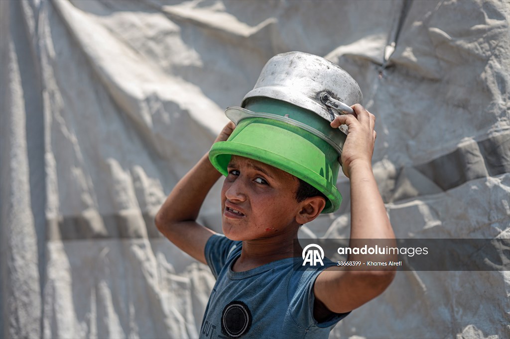 Palestinians queue for hot meals amid worsening crisis in Gaza