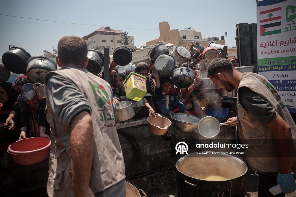 Palestinians struggle with hunger in Gaza wait for food