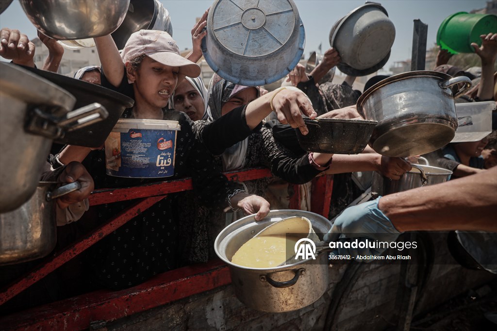 Palestinians struggle with hunger in Gaza wait for food
