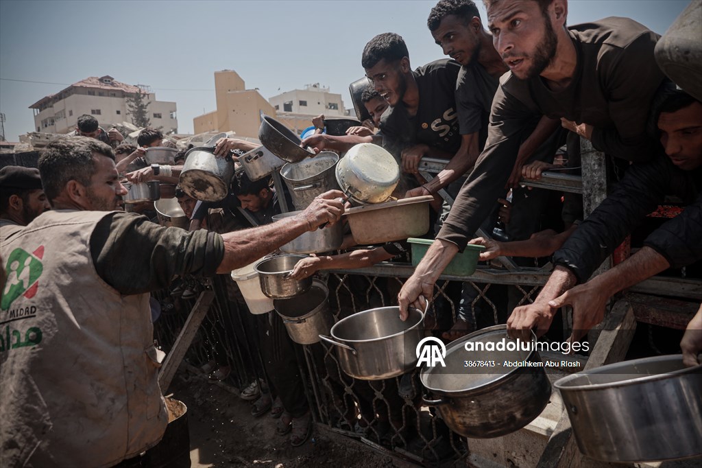 Palestinians struggle with hunger in Gaza wait for food
