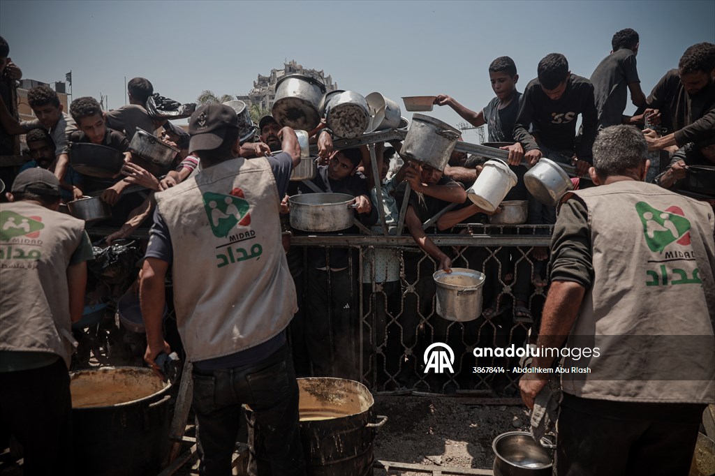 Palestinians struggle with hunger in Gaza wait for food