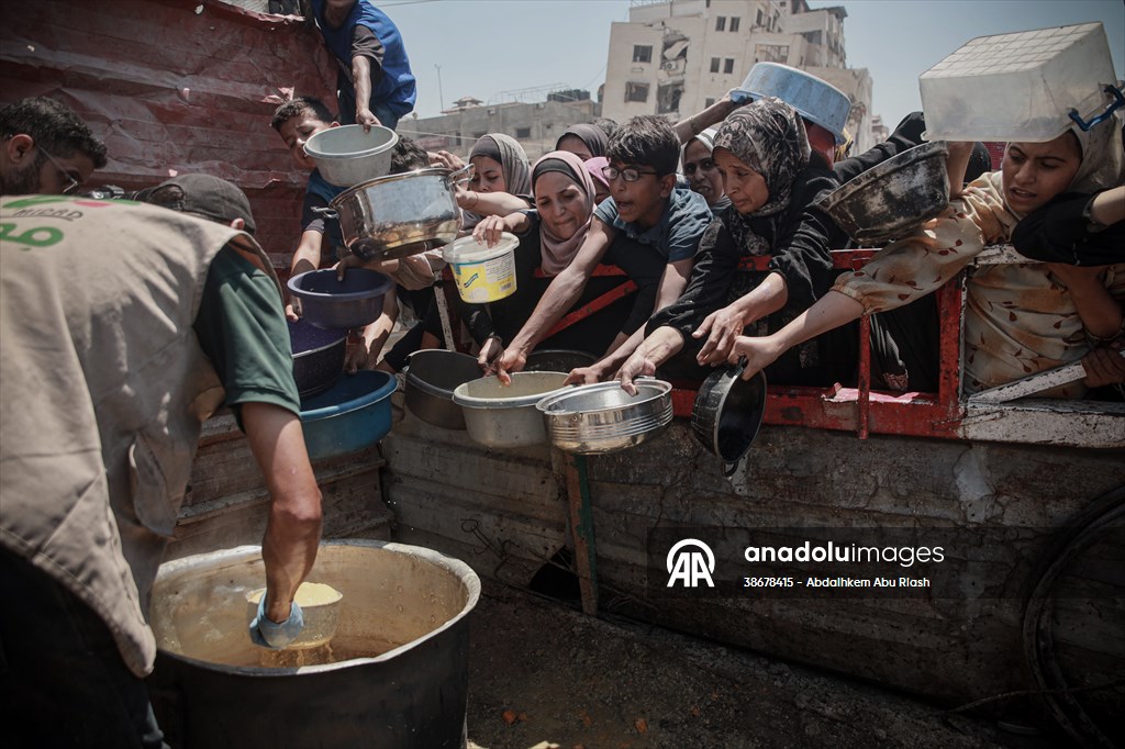 Palestinians struggle with hunger in Gaza wait for food