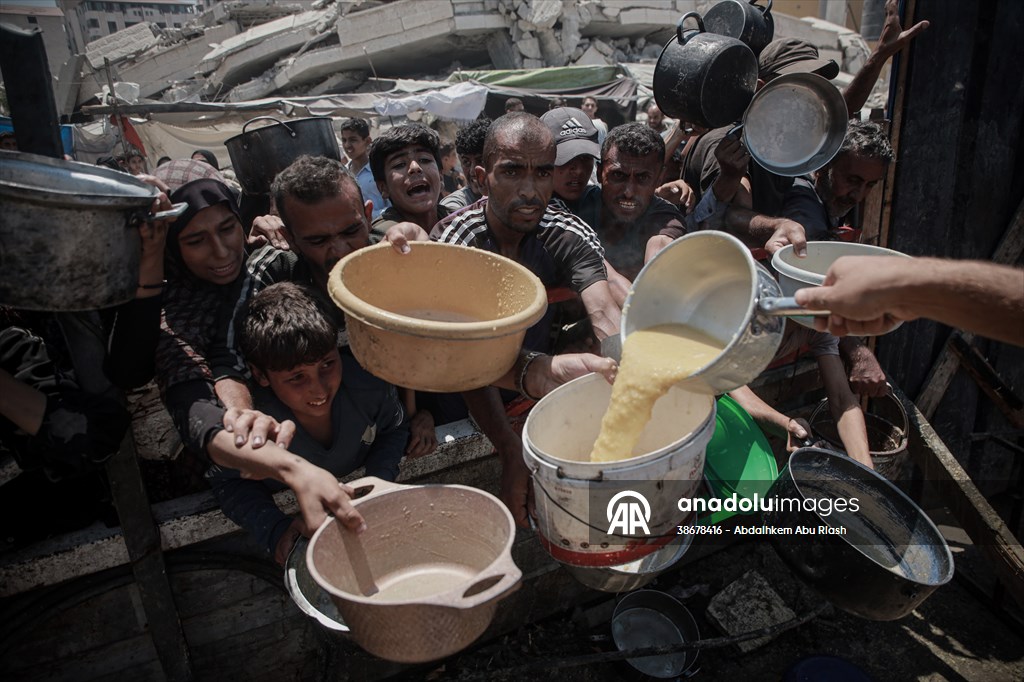 Palestinians struggle with hunger in Gaza wait for food