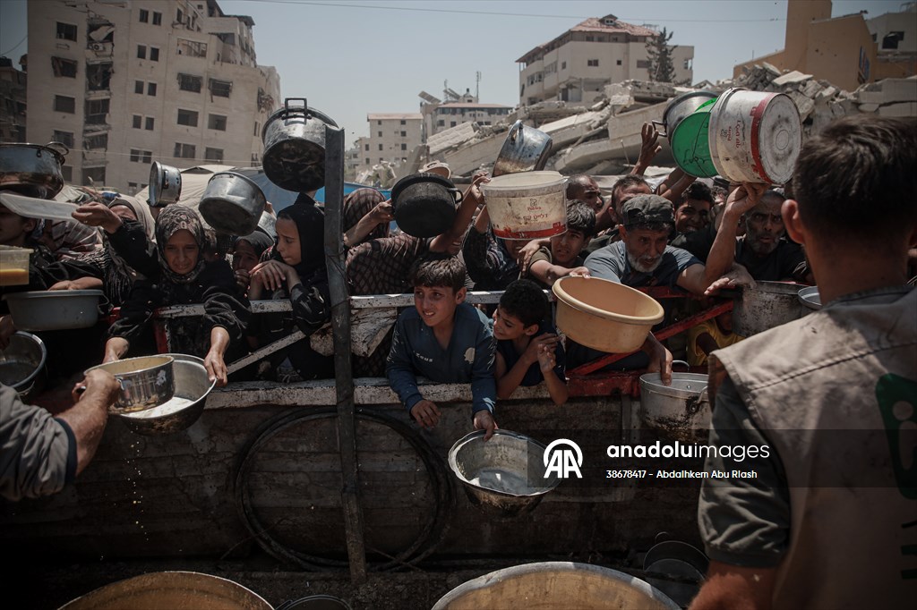 Palestinians struggle with hunger in Gaza wait for food