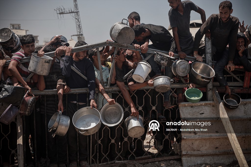 Palestinians struggle with hunger in Gaza wait for food