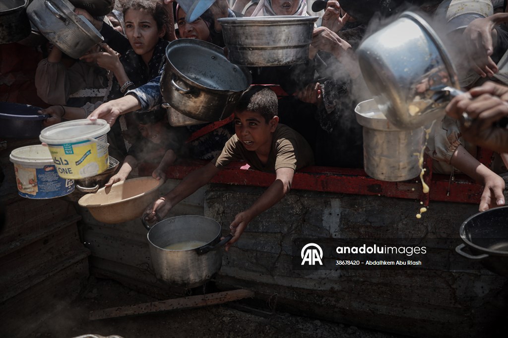 Palestinians struggle with hunger in Gaza wait for food